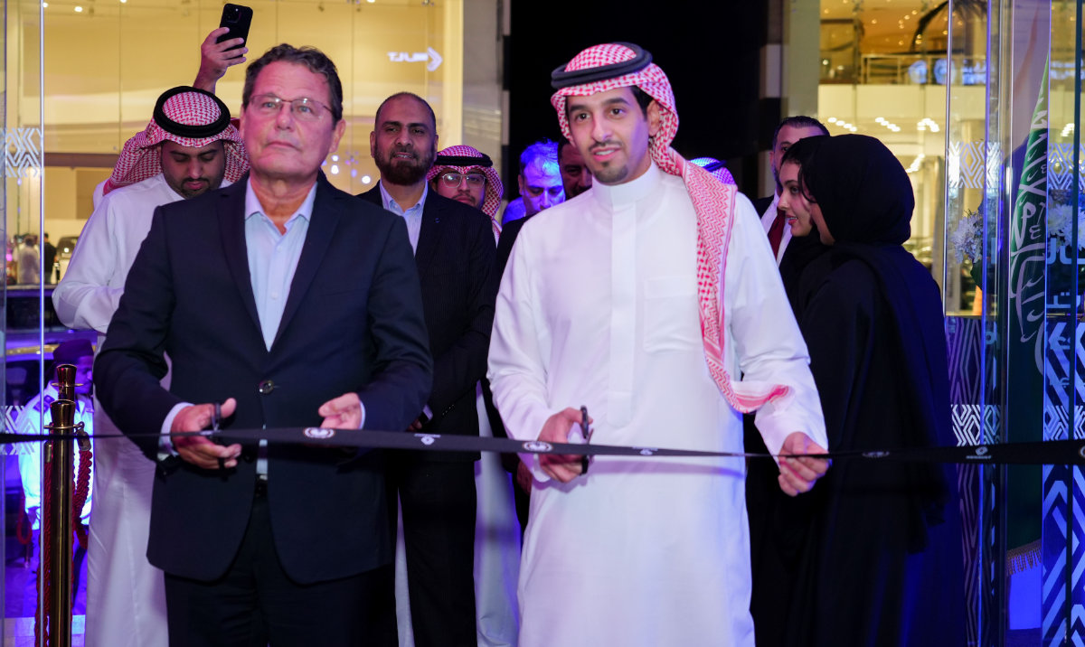 Jerome Pannaud, managing director of Renault in Africa, the Middle East and Asia Pacific, and Abdulaziz Al-Wallan, vice chairman of Wallan Holding, inaugurate the new showroom.