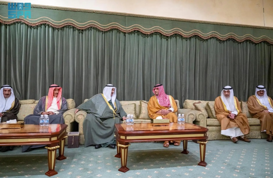 Saudi Arabia’s interior minister, Prince Abdulaziz bin Saud visited Kuwait on Wednesday to convey to the country’s emir, Sheikh Meshal Al-Ahmad Al-Sabah, the condolences of King Salman and Crown Prince Mohammed bin Salman following the death last week of Sheikh Bader Nasser Al-Hamoud Al-Jaber Al-Sabah. (SPA)