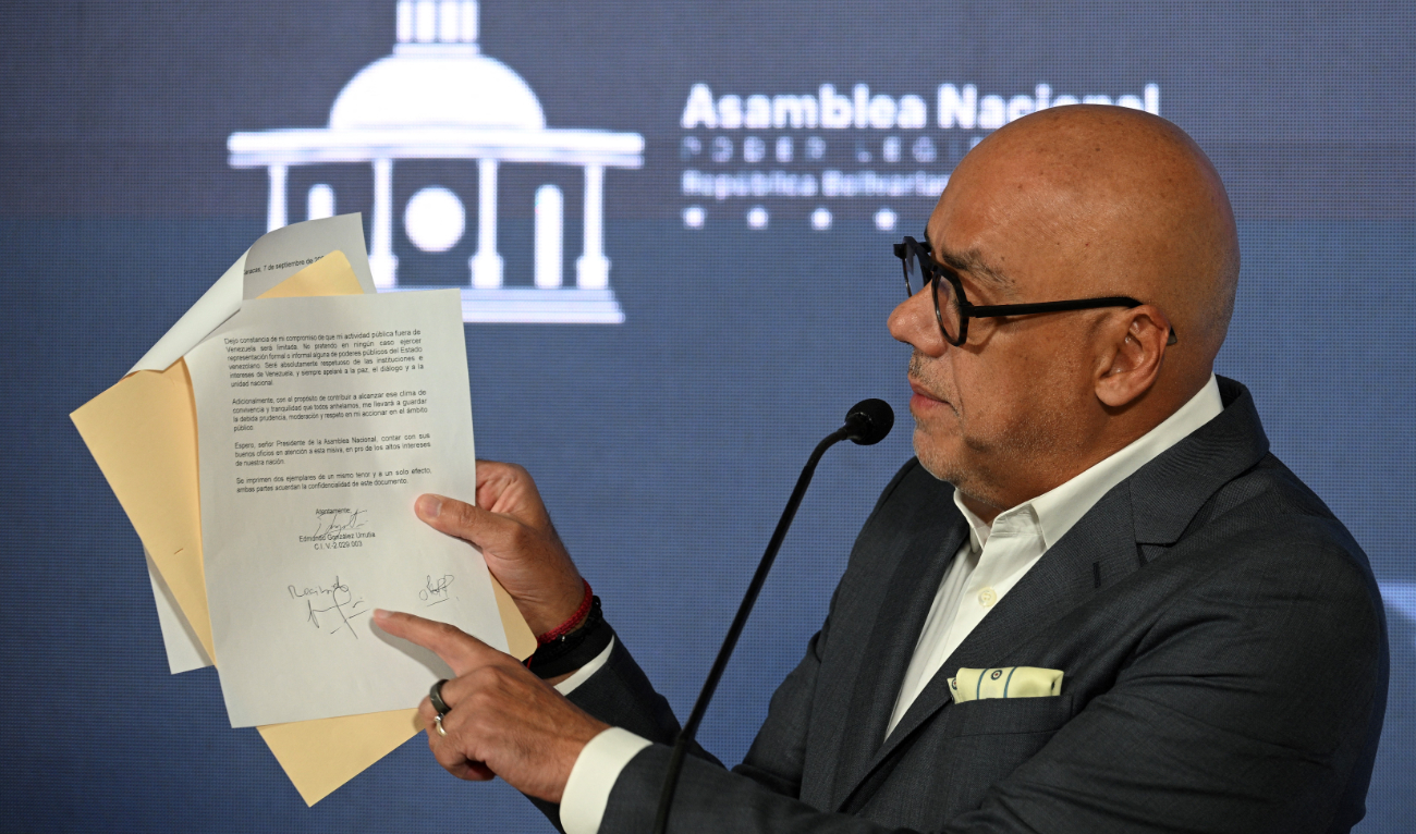 The president of the National Assembly Jorge Rodriguez shows the alleged letter from opposition candidate Edmundo Gonzalez Urrutia during a press conference at the National Assembly in Caracas on September 18, 2024. (AFP)