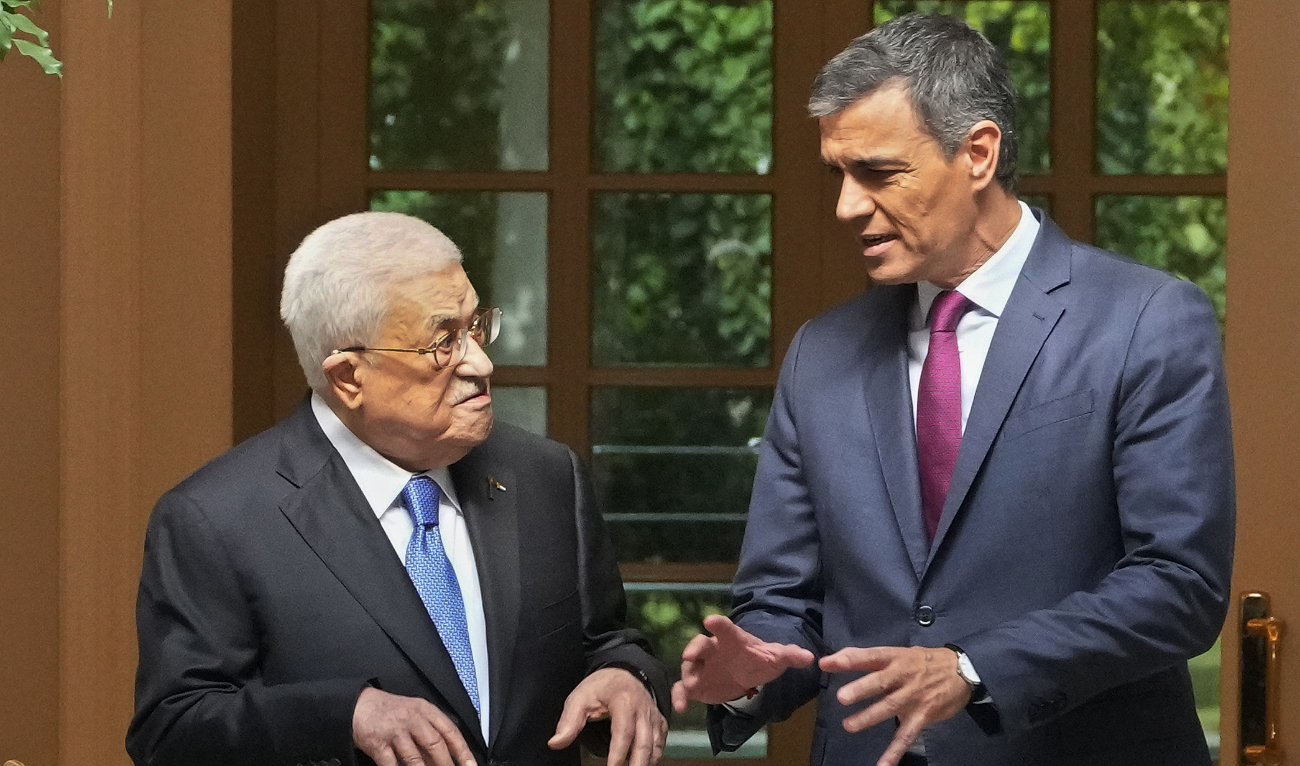 Palestinian President Mahmoud Abbas and Spain’s Prime Minister Pedro Sanchez arrive to give a joint statement in Madrid on Thursday. (AP)