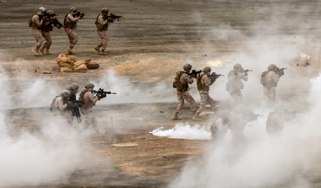 Soldiers from the UAE Armed Forces demonstrate their skills during the “Union Fortress 8” military demonstration, at the Expo 2020’s southern area, in Dubai. (File/AFP)