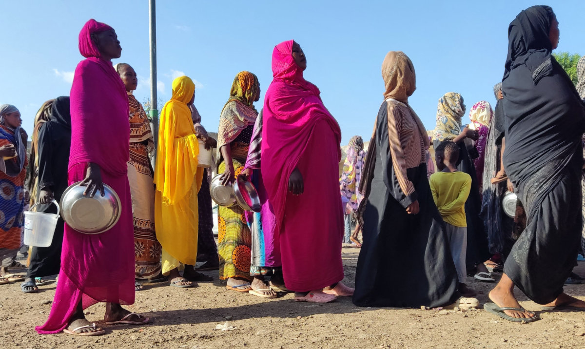 Displaced Sudanese queue for food aid at a camp in the eastern city of Gedaref on September 23, 2024. (AFP)