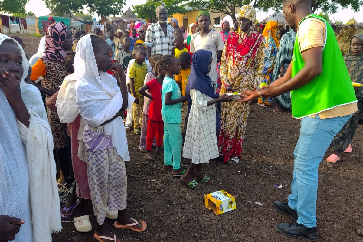 Displaced Sudanese queue to receive food portions at their makeshift camp in the eastern city of Gedaref on September 9, 2024. (Photo by AFP)