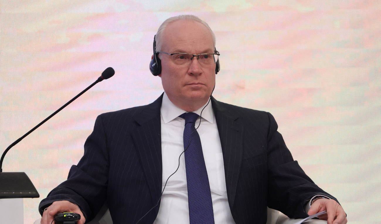 Speaking on the sidelines of the UN General Assembly in New York, US Special Envoy for Yemen Tim Lenderking said Moscow was “cutting its deals” with the Houthis to allow their ships to sail through the Red Sea unharmed. (AFP/File)