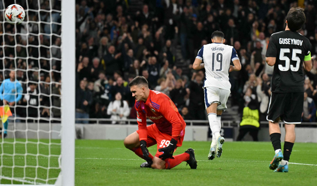 Garabagh's Polish goalkeeper Mateusz Kochalski after conceding a third goal, as Tottenham Hotspur's English striker #19 Dominic Solanke runs off to celebrate scoring, during the Europa League league stage match between Tottenham Hotspur and Garabagh on Sept. 26, 2024. (AFP)