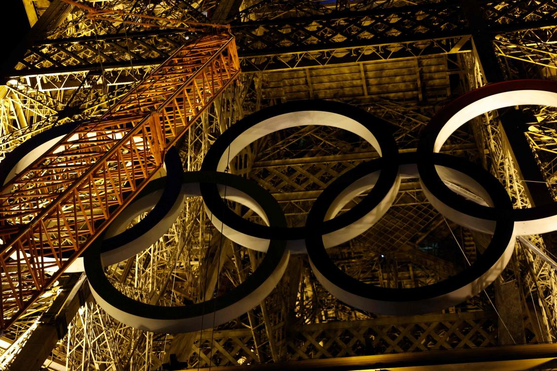 Workers remove Olympic rings from Eiffel Tower — for now