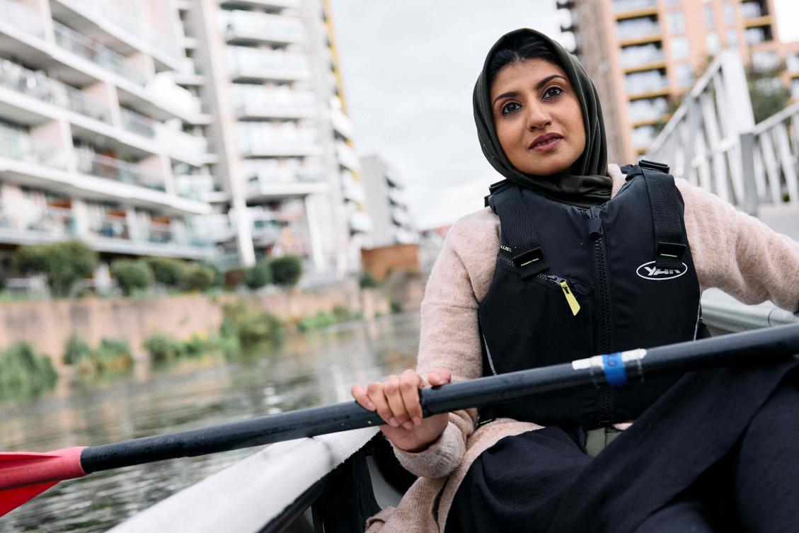 Qualified paddle sport instructor Dilruba Begum poses for a photograph during a stand up paddleboard and kayak instructing session at Limehouse Cut canal in east London, on September 26, 2024. Paddle dipped gently below mossy water, Dilruba Begum guided the kayak and a trainee sat in front of her down a canal in east London. (AFP)