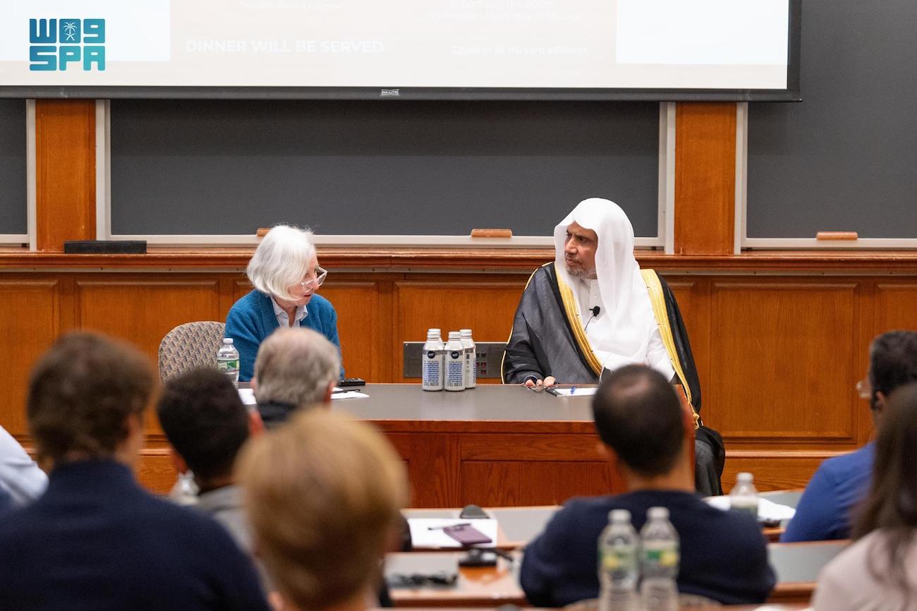 Secretary-General of the MWL Mohammed bin Abdulkarim Al-Issa and Prof. Martha Minow, a senior member of the Faculty of Law at Harvard University, speak during the lecture. (SPA)