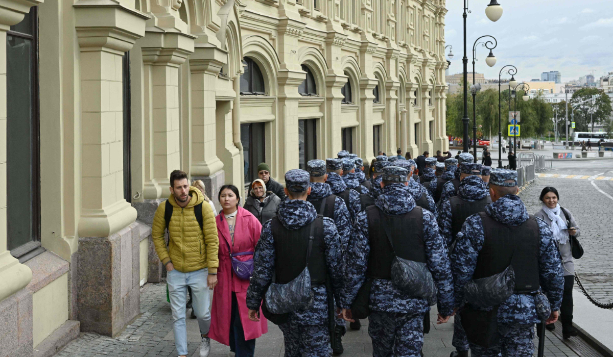 Servicemen of the Russian National Guard (Rosgvardia) patrol along a street just outside the Kremlin in Moscow, on September 30, 2024. (AFP)