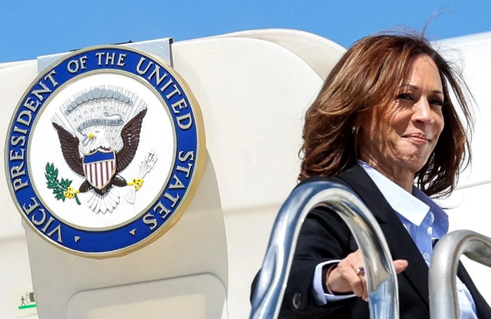 Democratic presidential nominee and US VP Kamala Harris boards Air Force 2 for departure at Detroit Metropolitan Wayne County Airport, Detroit, Michigan, US, Sept. 2, 2024. (Reuters)