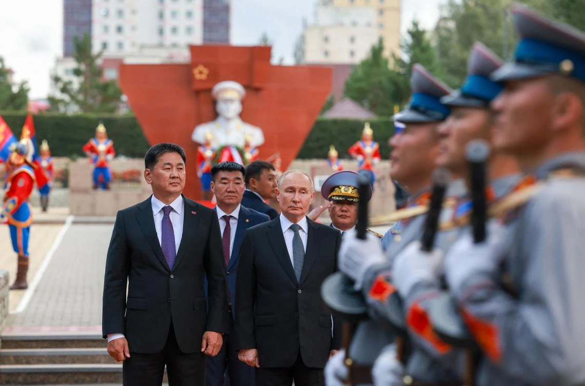 Vladimir Putin and Ukhnaagiin Khurelsukh watch military personnel march during a wreath laying ceremony at a monument to Soviet Marshal Georgy Zhukov in Ulaanbaatar, Sept. 3, 2024. (AFP)
