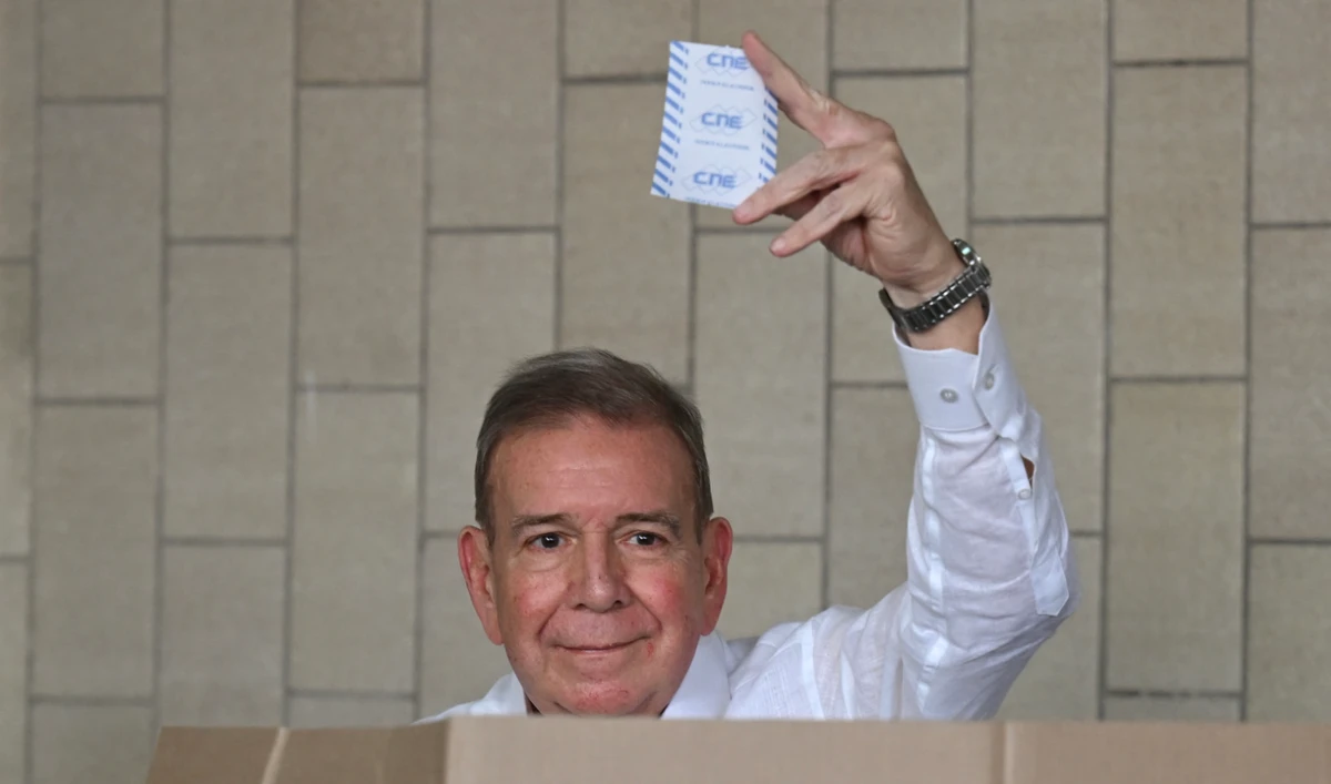 Venezuelan opposition presidential candidate Edmundo Gonzalez Urrutia shows his ballot as he votes at the Santo Tomas de Villanueva school in Caracas during the presidential election on July 28, 2024. (AFP/File)