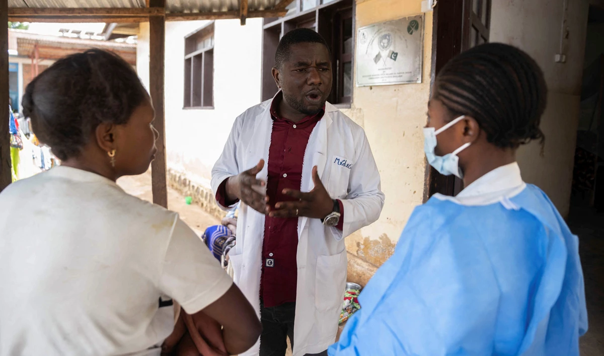 Dr. Robert Musole, medical director, talks to Furaha Martin about the progress of her child, who is being treated for mpox at the Kavumu hospital, Kabare territory, South Kivu province of the Democratic Republic of Congo, August 29, 2024. (REUTERS)