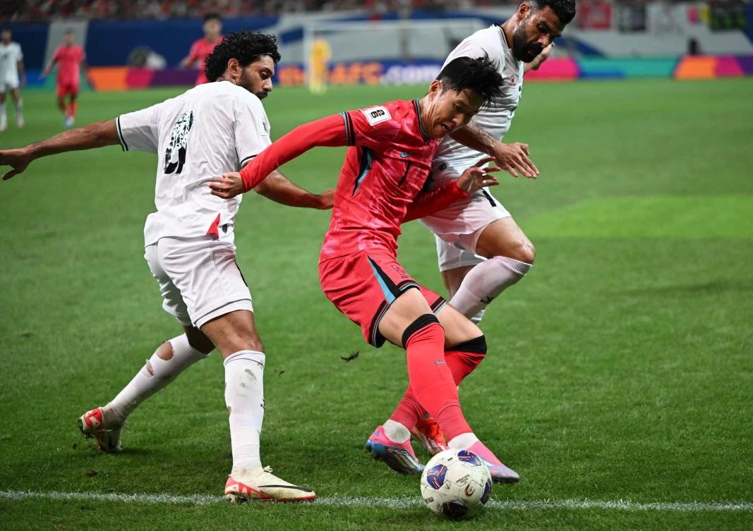 South Korea’s Son Heung-min (C) fights for the ball with Palestine’s Attaa Jaber (L) and Musab Battat (R) during their FIFA World Cup 2026 Asia zone qualifiers match in Seoul on Sept. 5, 2024. (AFP)