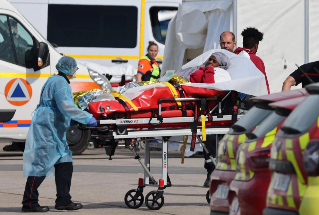 Firefighters carry an injured migrant on a stretcher after the sinking of a migrant boat attempting to cross the English Channel to England, in Boulogne-sur-Mer, northern France, on Sept. 3, 2024. (AFP)