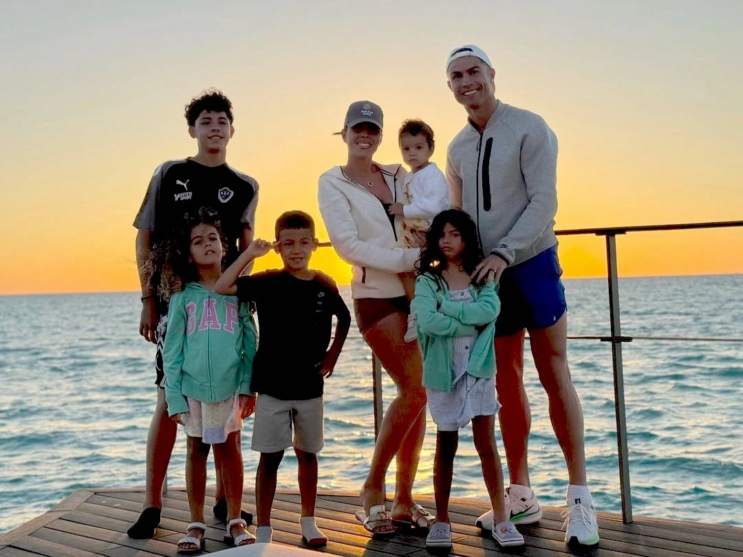 Al-Nassr superstar Ronaldo calls the Red Sea his ‘second home.’ Above, Ronaldo with his family in the tourist spot Red Sea. (Instagram: @georginagio)
