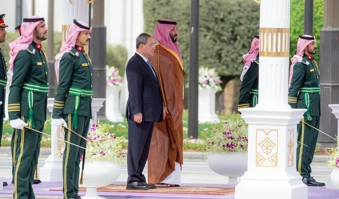 Premier Li Qiang and Crown Prince Mohammed bin Salman in Riyadh. (SPA)