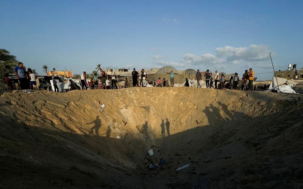 People inspect the site following Israeli strikes on a tent camp sheltering displaced people at Al-Mawasi in Khan Younis, southern Gaza Strip, Sept. 10, 2024. (Reuters)