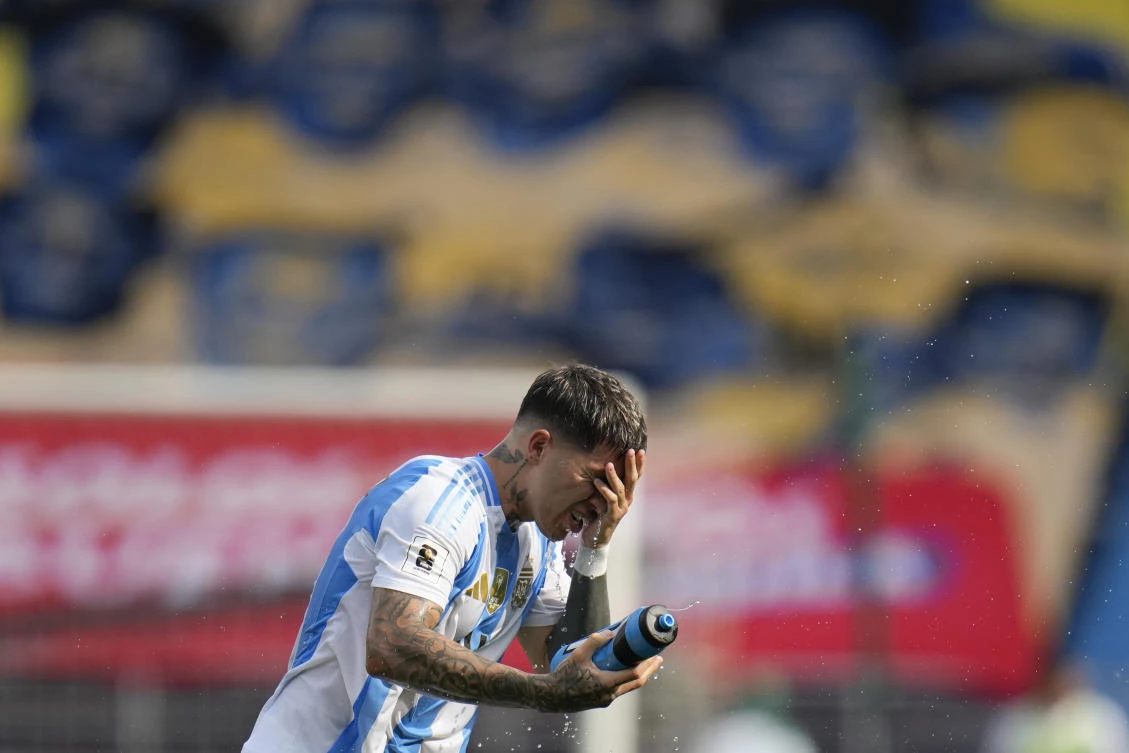 Argentina’s Enzo Fernandez refreshes himself during a qualifying soccer match against Colombia for the FIFA World Cup 2026 at the Metropolitano Roberto Melendez stadium in Barranquilla, Colombia, on Sept. 10, 2024. (AP)