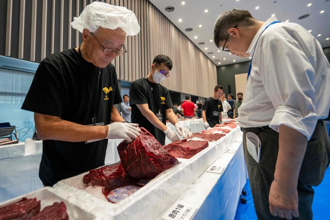 Various cuts of fin whale meat are displayed at the exhibition and business meeting of domestically produced fin whales hosted by Japan’s whaling company Kyodo Senpaku at Tokyo’s Toyosu market on Sept. 13, 2024. (AFP)