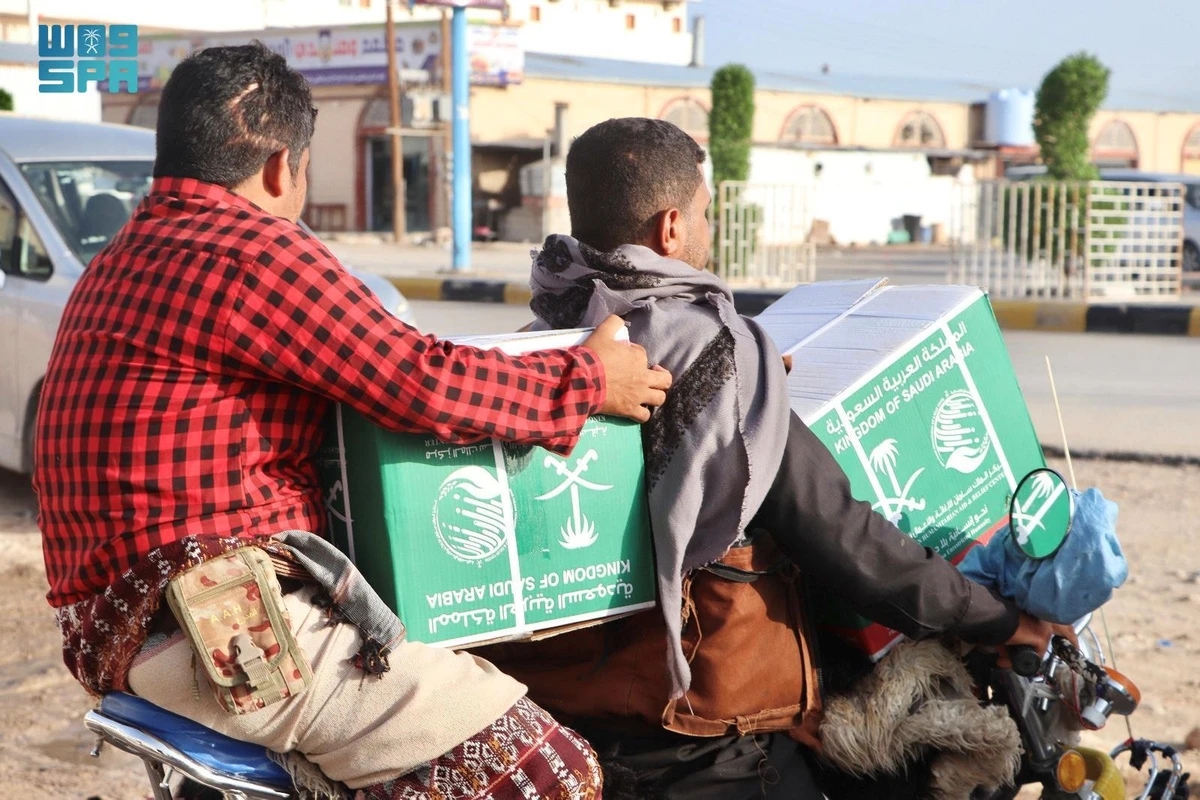 KSrelief distributes 4,158 food parcel in Yemen's Shabwah. (SPA)
