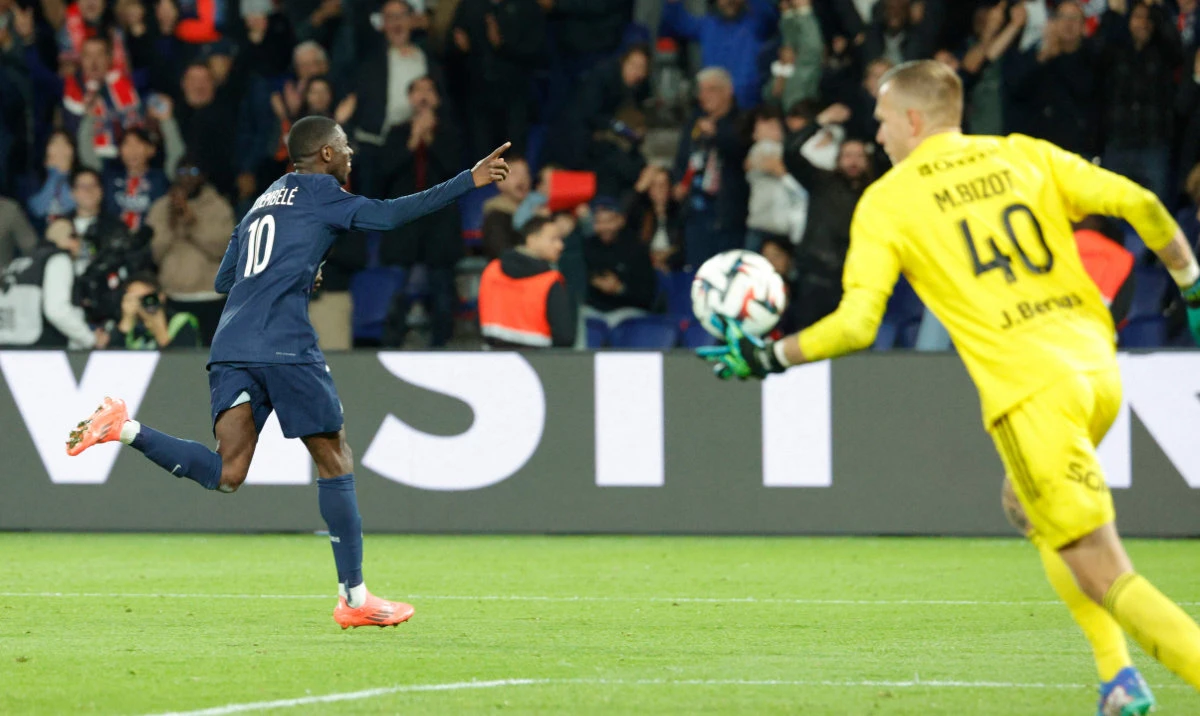Paris Saint-Germain's French forward Ousmane Dembele (L) celebrates scoring PSG's third goal during the French L1 football match between Paris Saint-Germain (PSG) and Stade Brestois 29 (Brest) at The Parc des Princes Stadium, in Paris, on Sept. 14, 2024. (AFP)