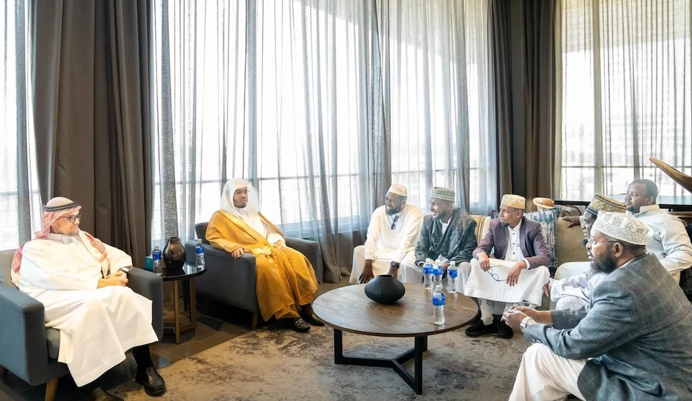 Yasser Al-Dosari, the imam of the Grand Mosque of Makkah, convened with a group of preachers and graduates from Saudi universities in South Africa during his visit to Pretoria. (SPA)