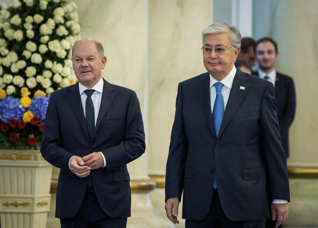Kazakh President Kassym-Jomart Tokayev and German Chancellor Olaf Scholz attend an official welcoming ceremony in Astana, on Sept. 16, 2024. (Reuters)