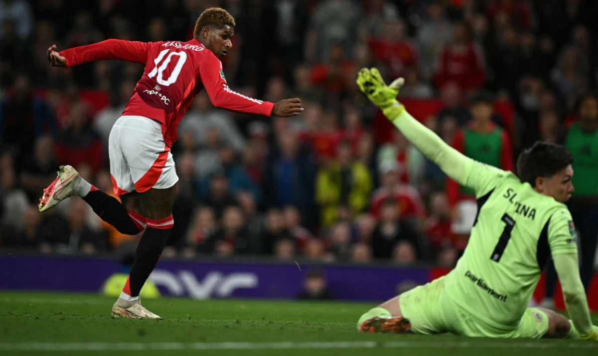 Manchester United's English striker Marcus Rashford (L) scores the team's fifth goal during the English League Cup third round football match between Manchester United and Barnsley at Old Trafford in Manchester, north west England, on Sept. 17, 2024. (AFP)