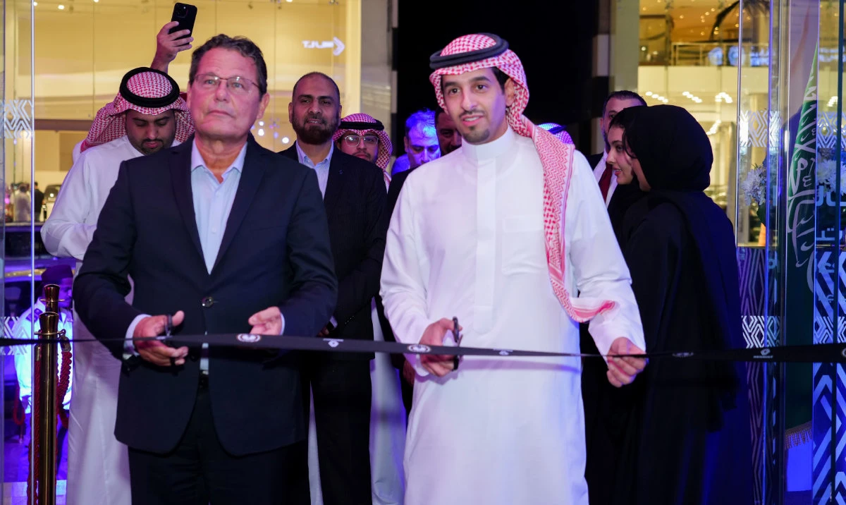 Jerome Pannaud, managing director of Renault in Africa, the Middle East and Asia Pacific, and Abdulaziz Al-Wallan, vice chairman of Wallan Holding, inaugurate the new showroom.