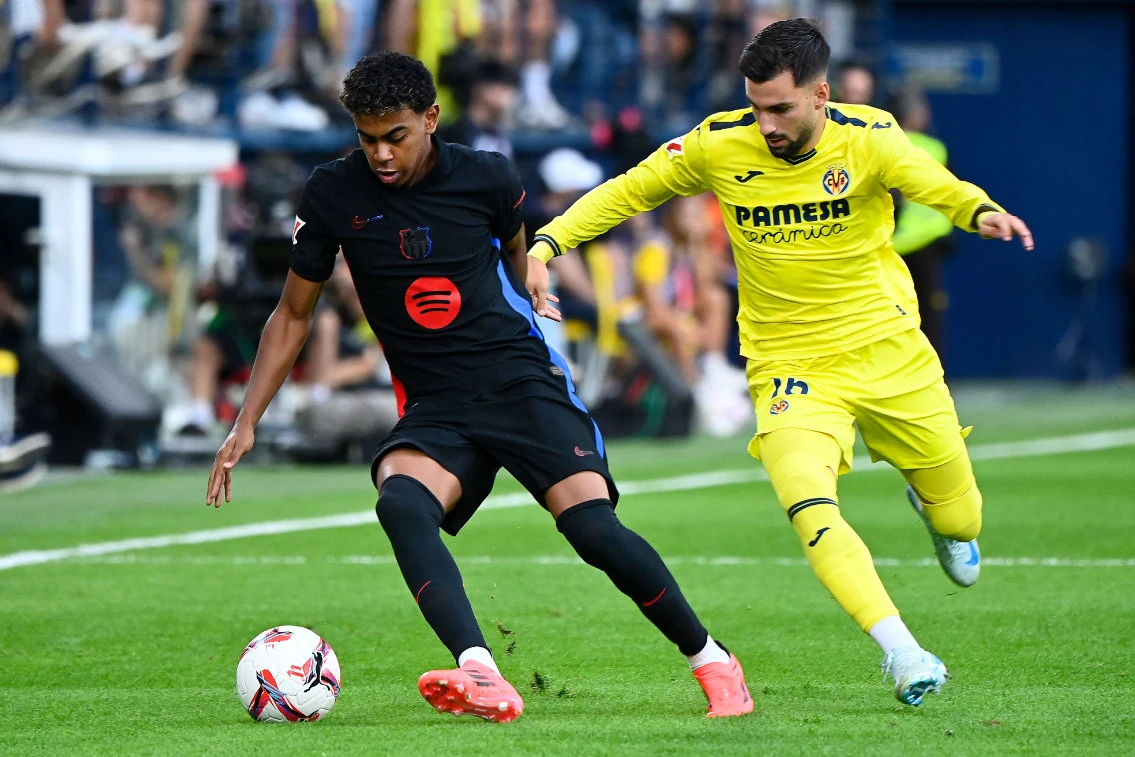 Barcelona's Spanish forward Lamine Yamal (L) fights for the ball with Villarreal's Spanish midfielder Alex Baena during the Spanish league football match between Villarreal CF and FC Barcelona at La Ceramica stadium in Vila-real, on September 22, 2024. (AFP)