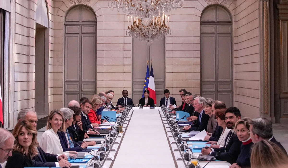 France’s new government meets first  time to discuss budget, migrant issues