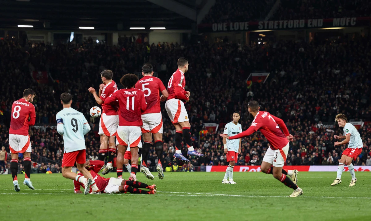 FC Twente's Dutch midfielder #14 Sem Steijn (R) takes a free kick during the UEFA Europa league stage football match between Manchester United and FC Twente at Old Trafford stadium in Manchester, north west England, on September 25, 2024. (AFP)