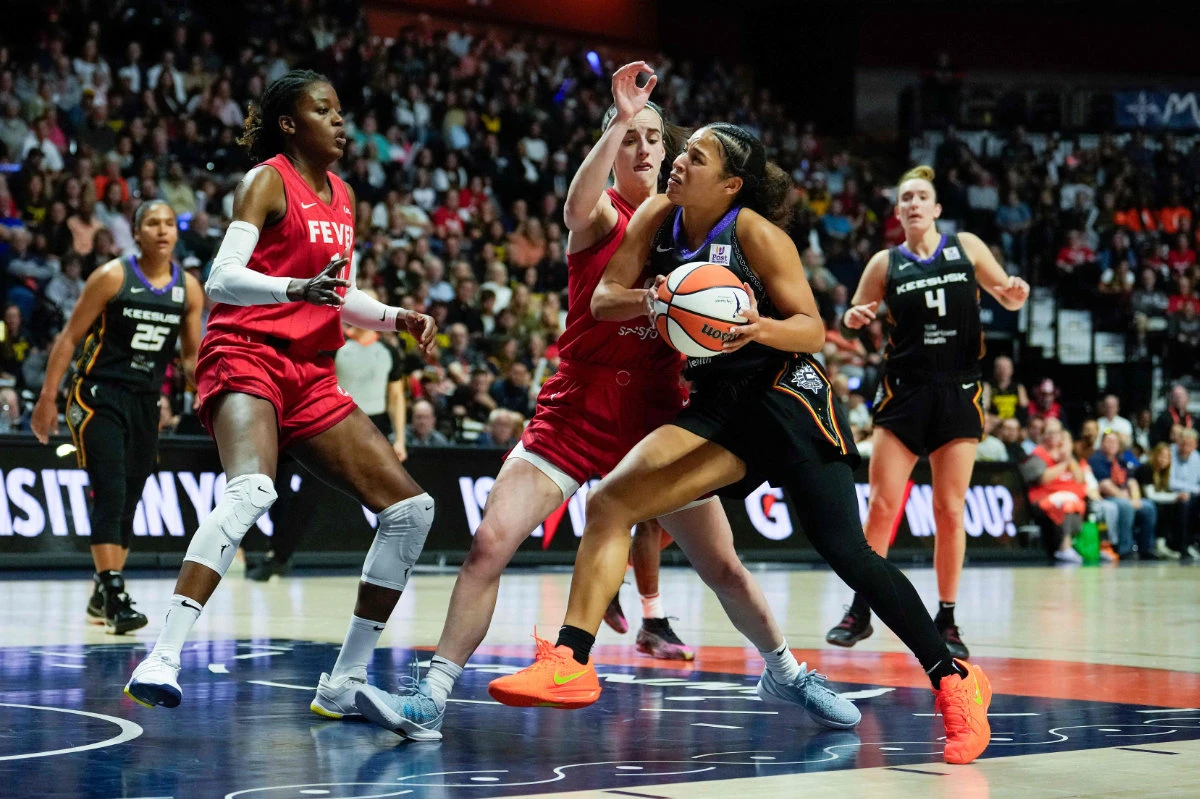 Veronica Burton of the Connecticut Sun drives against Caitlin Clark of the Indiana Fever during Game Two of the 2024 WNBA Playoffs at Mohegan Sun Arena on September 25, 2024 in Uncasville, Connecticut. J(Getty Images/AFP)