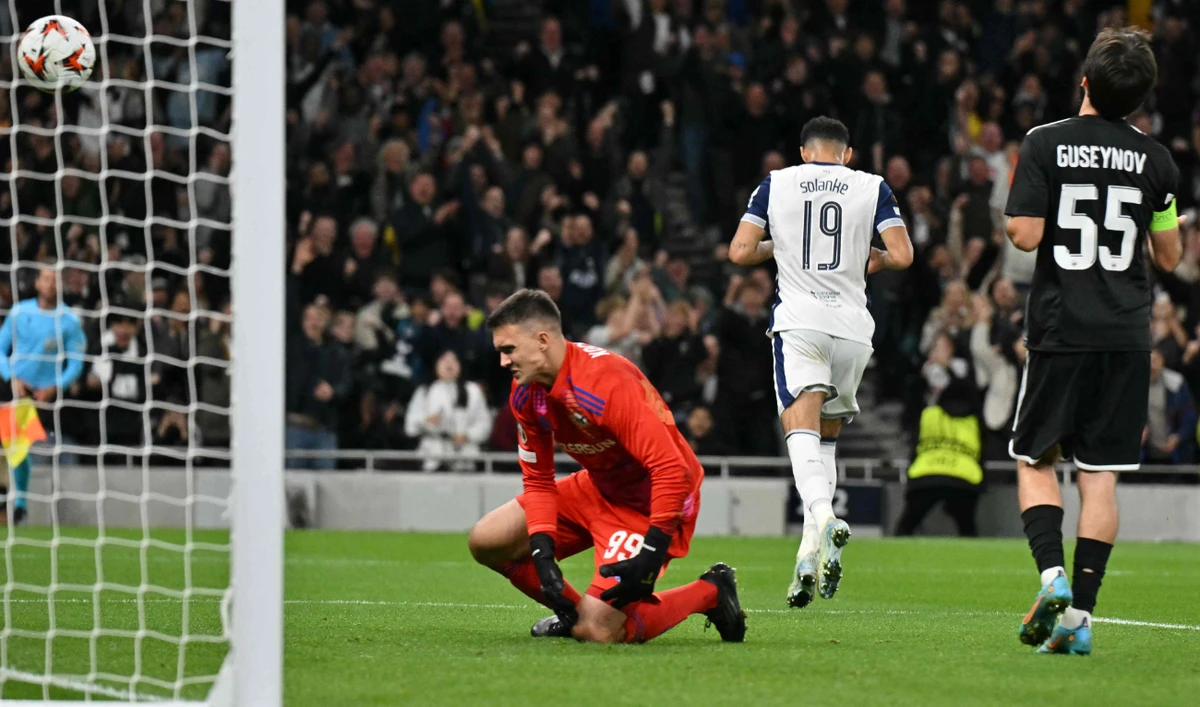 Garabagh's Polish goalkeeper Mateusz Kochalski after conceding a third goal, as Tottenham Hotspur's English striker #19 Dominic Solanke runs off to celebrate scoring, during the Europa League league stage match between Tottenham Hotspur and Garabagh on Sept. 26, 2024. (AFP)