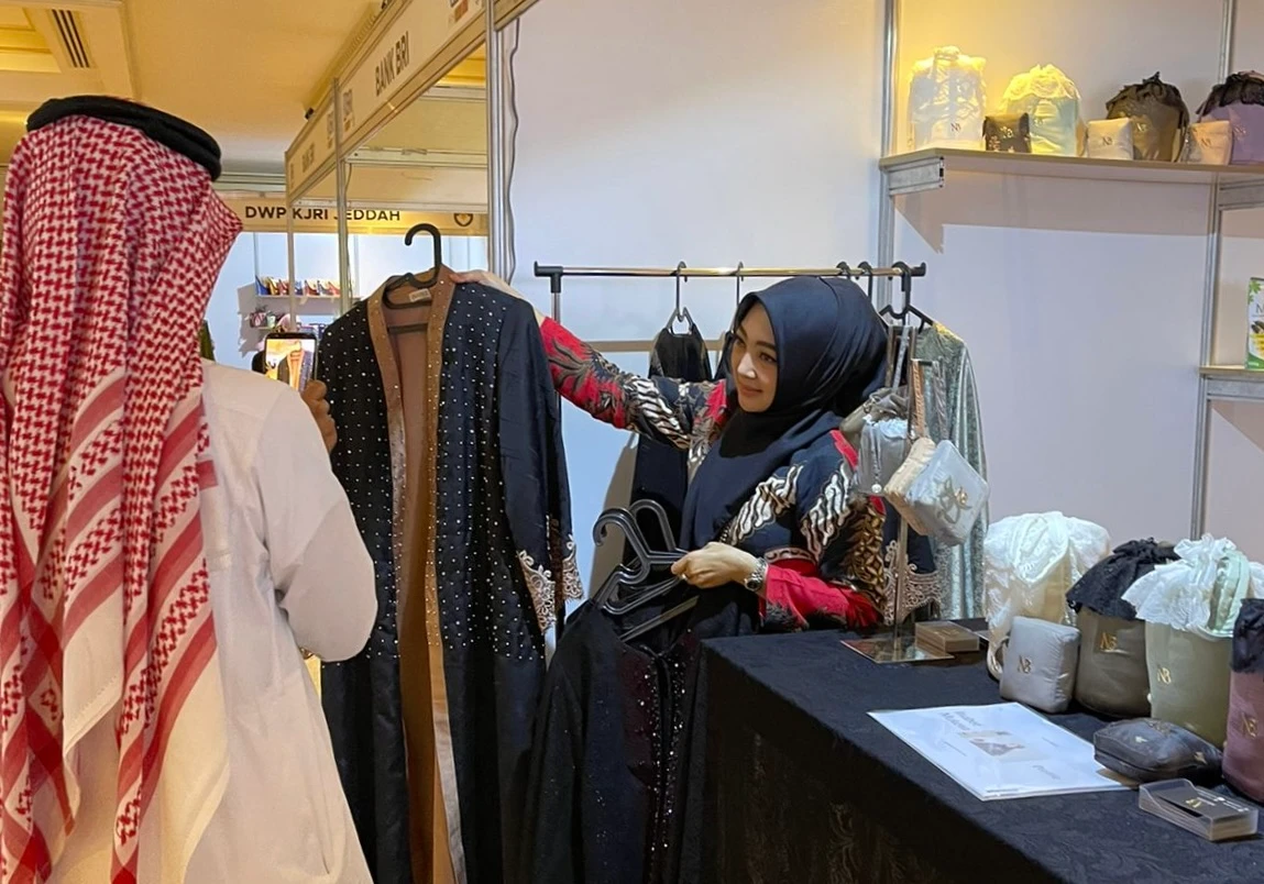 Inna Dwi Kurniati shows one of her products at the Amazing Indonesia Trade Expo in Jeddah. (Photo courtesy of Inabee Mukena)