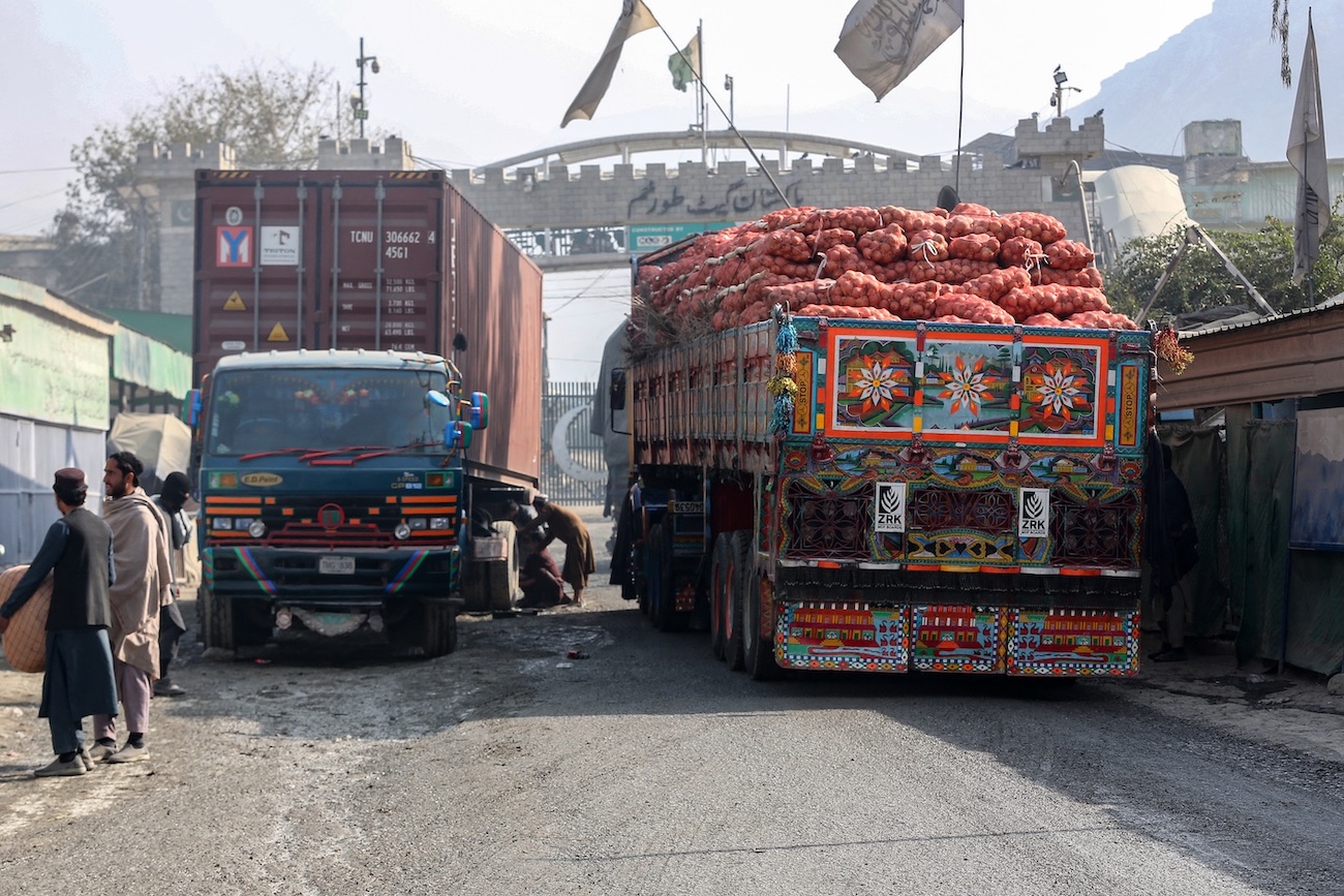 Trucks carrying goods pass through the zero-point Torkham border crossing between Afghanistan and Pakistan. (File/AFP)