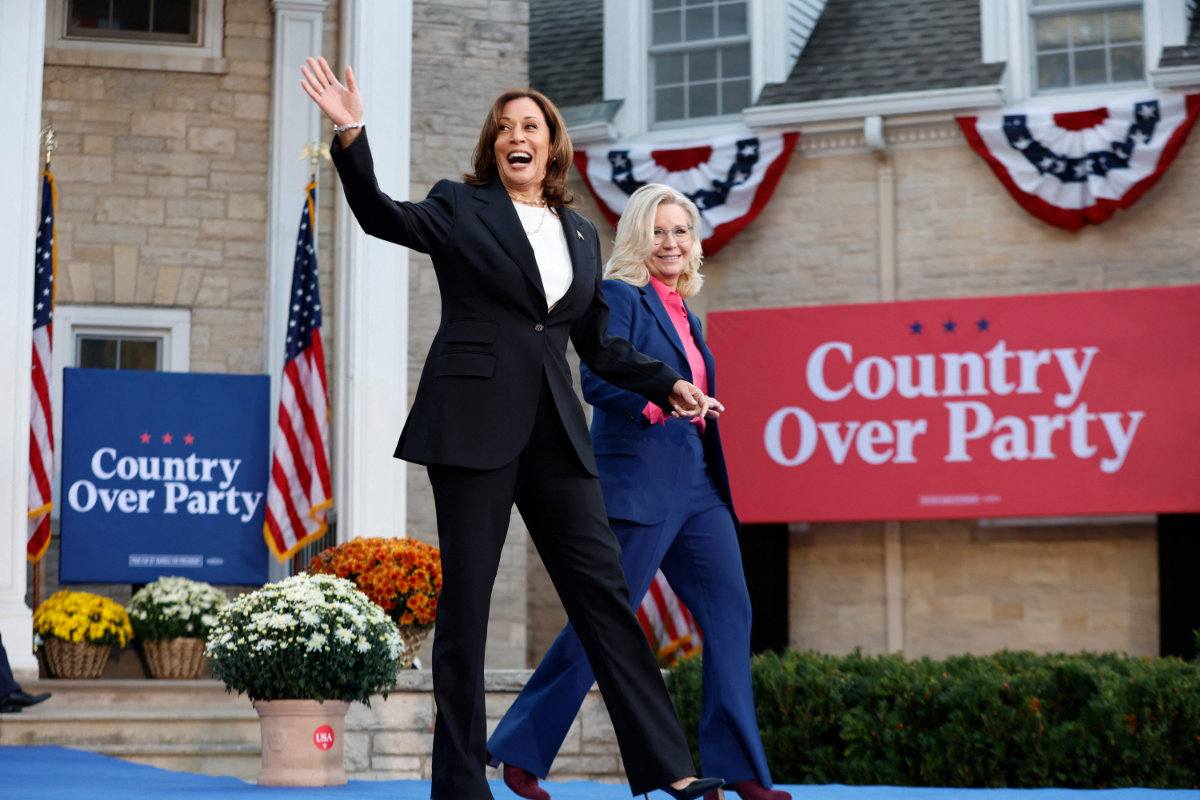 US Vice President and Democratic presidential candidate Kamala Harris and former US Representative Liz Cheney (R) arrive for a campaign event at Ripon College in Wisconsin on October 3, 2024. (AFP)