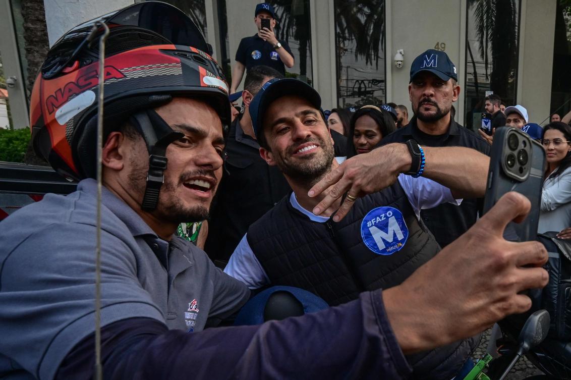 Career coach and influencer Pablo Marcal, center, Sao Paulo’s mayoral candidate, has become a surprise hit with voters. (AFP)