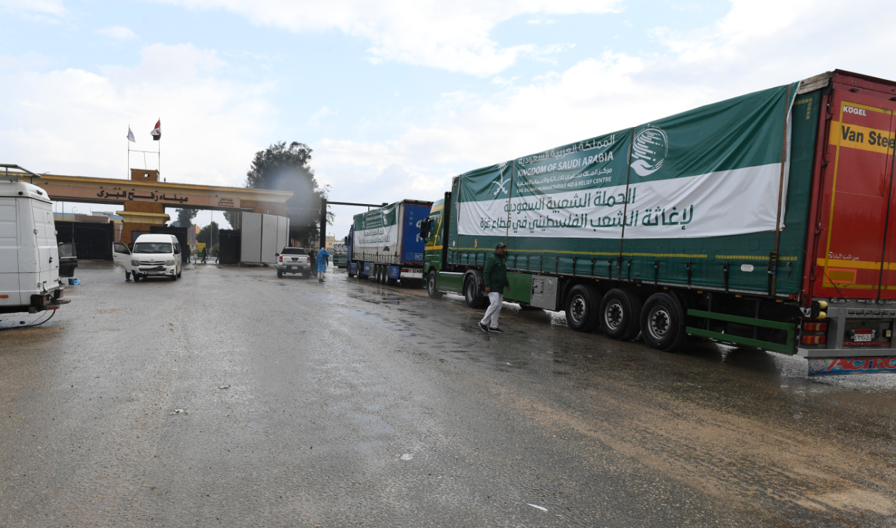 KSrelief vehicles are pictured on the Egyptian side of the Rafah border with Gaza. (KSrelief)