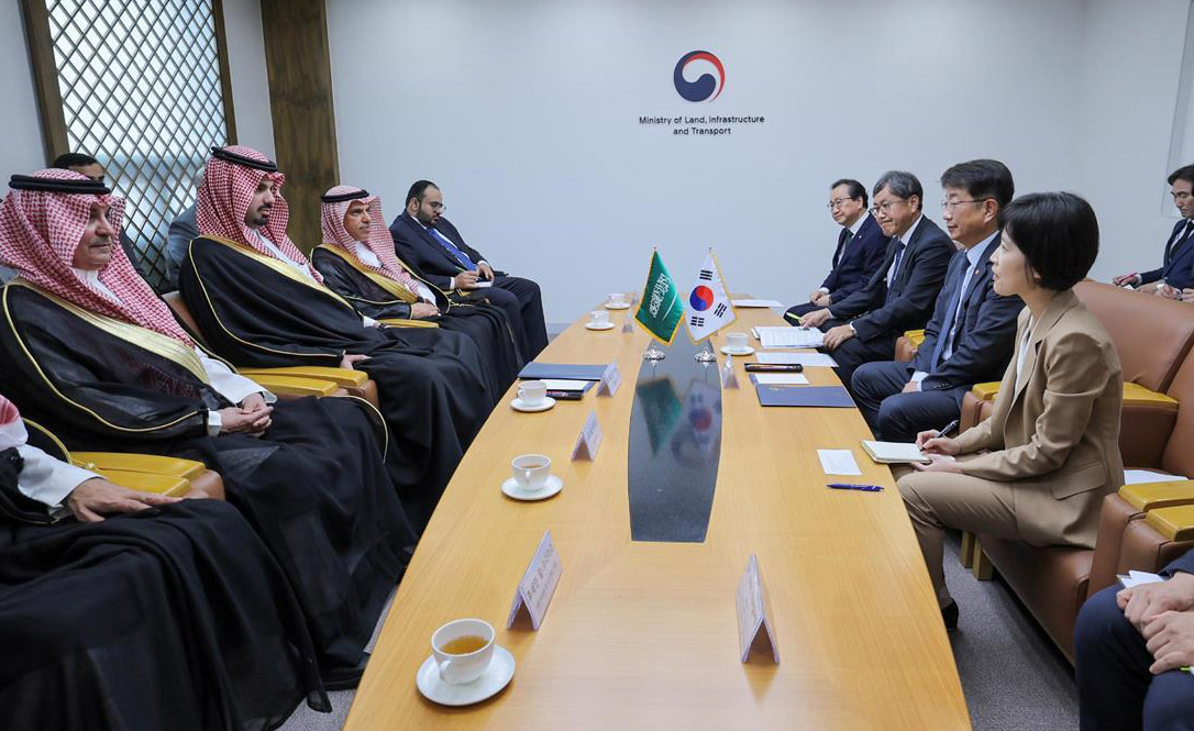 The meeting was part of a series of discussions Mayor of Riyadh Prince Faisal bin Abdulaziz bin Ayyaf is holding with public and private sector officials. (SPA)