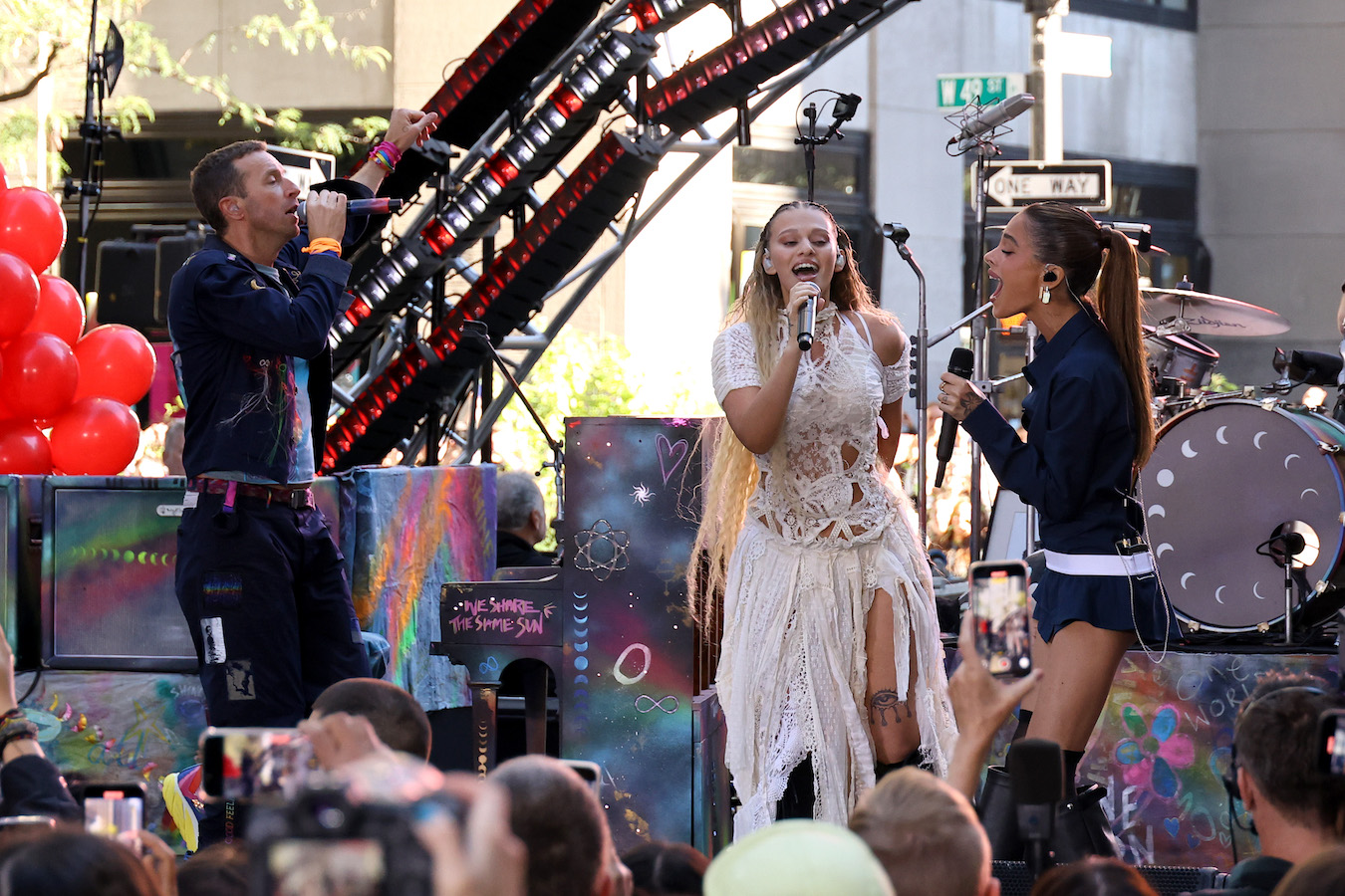 Caption: Elyanna performed ‘We Pray’ with Coldplay and Argentine singer Tini. (Getty Images)