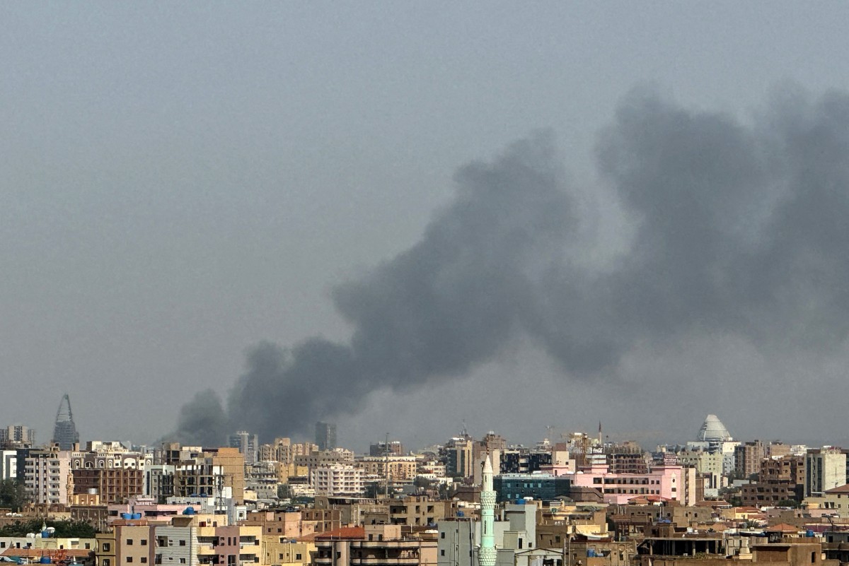 File photo TOPSHOT - Smoke billows during air strikes in central Khartoum as the Sudanese army attacks positions held by the paramilitary Rapid Support Forces (RSF) throughout the Sudanese capital (AFP)