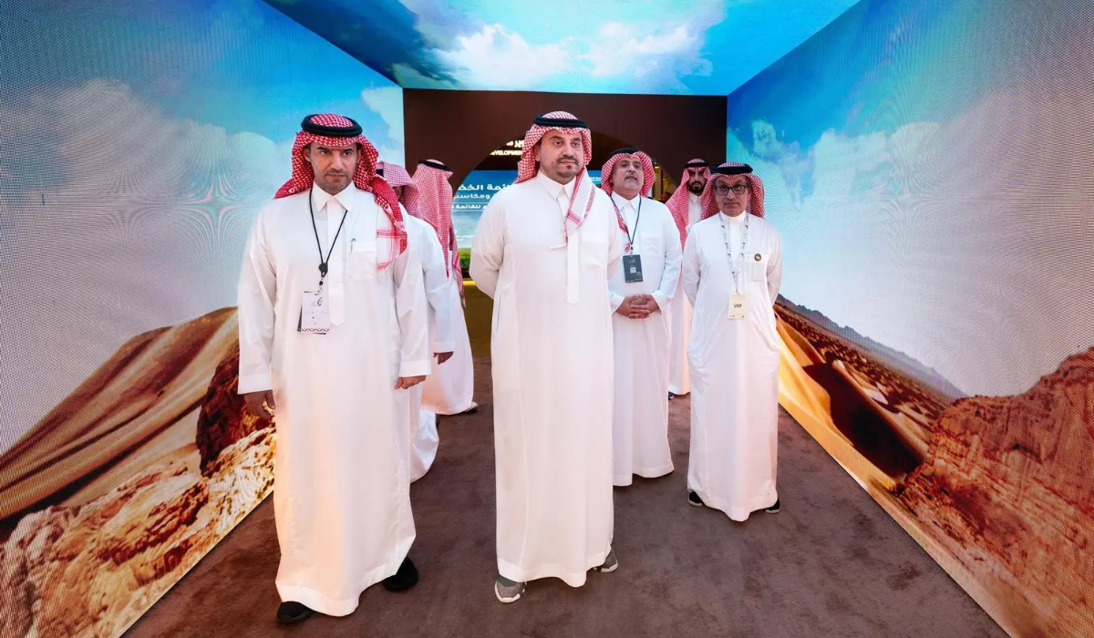 Prince tours Riyadh falcons exhibition