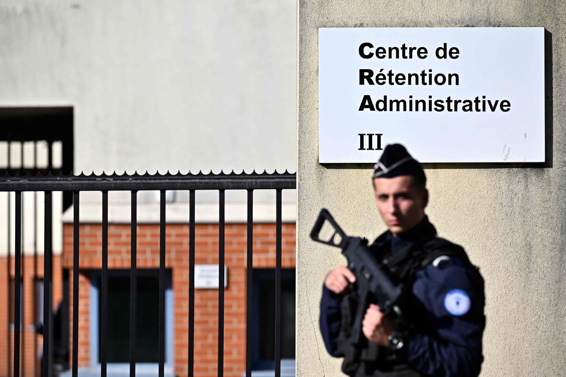 A French police officer stands guard at the Immigration Detention Center (Centre de Retention Admnistrative - CRA) in Le Mesnil-Amelot, east of Paris, on October 11, 2024. (AFP)