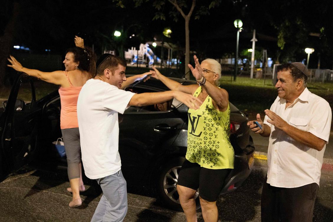 People celebrate the killing of Hamas leader Yahya Sinwar near the National Center of Forensic Medicine in Tel Aviv on Oct. 17, 2024. (AFP)