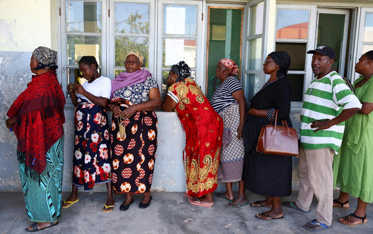 Locals queue before casting their votes during the general elections in Inhambane, in southern Mozambique, October 9, 2024. (Reuters)