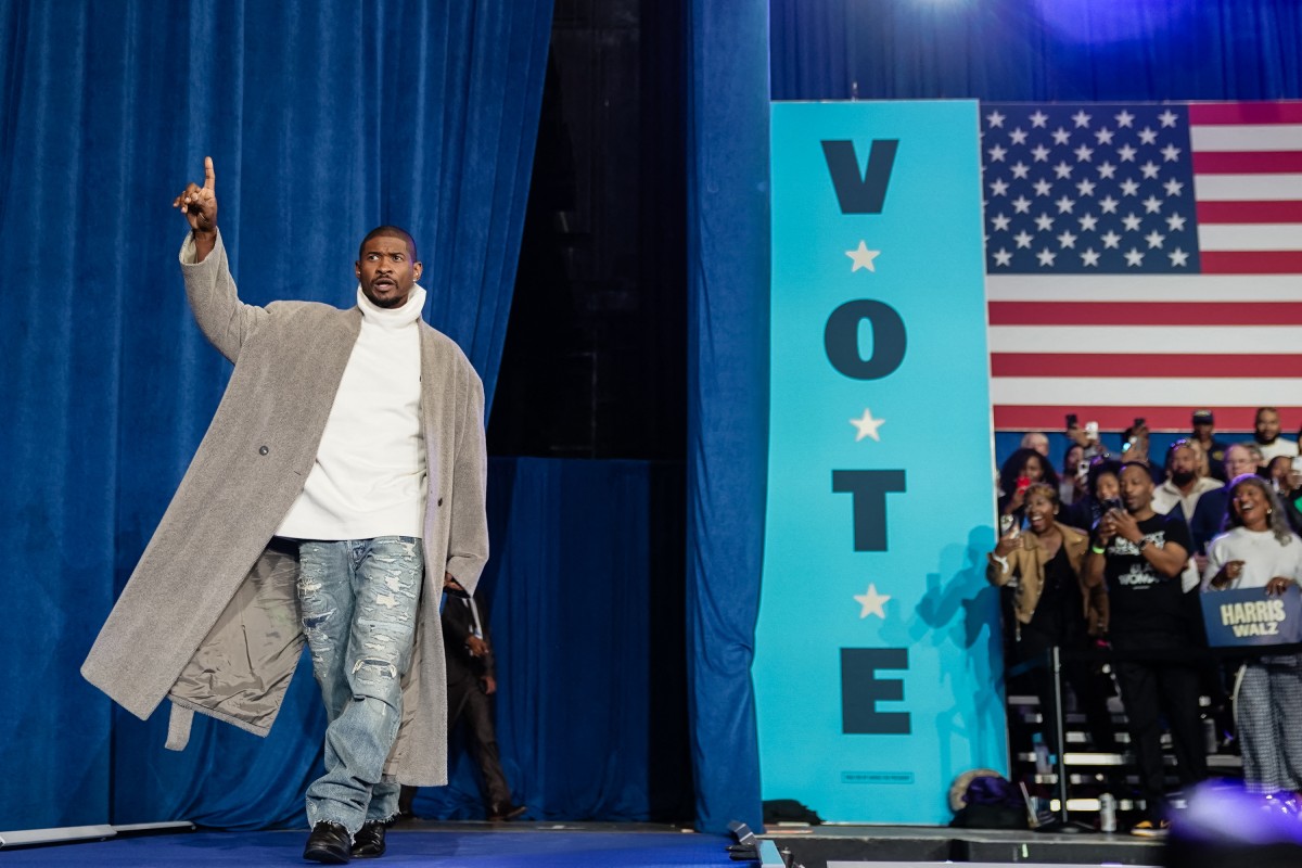 Musician Usher points his finger as he takes the stage to speak at a rally for U.S. Vice President and Democratic Presidential nominee Kamala Harris on October 19, 2024 in Atlanta (AFP)