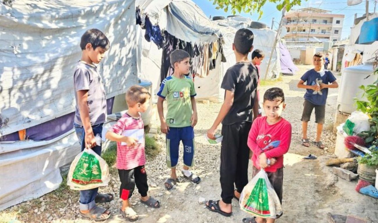 Children carry bundles of bread distributed by KSrelief to refugee families in Lebanon on October 20, 2024. (SPA)