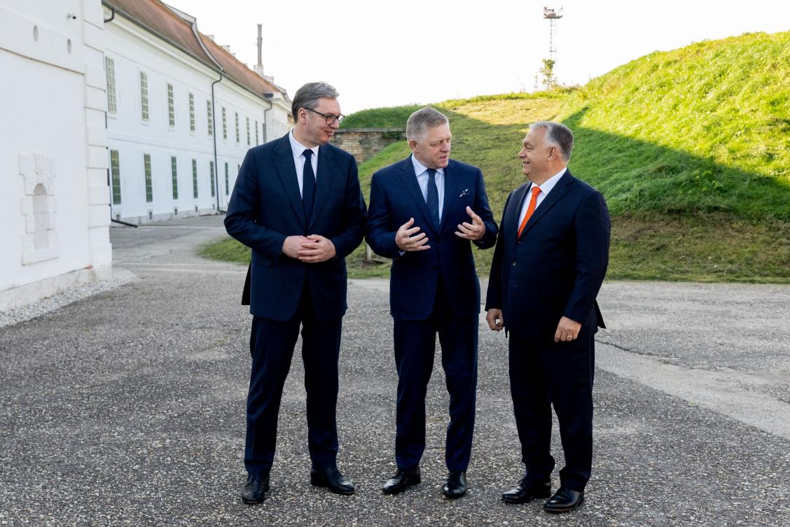 Slovak PM Robert Fico (C), Serbian President Aleksandar Vucic (L) and Hungarian PM Viktor Orban arrive for a trilateral meeting in Komarno, Slovakia on Oct. 22, 2024. (AFP)